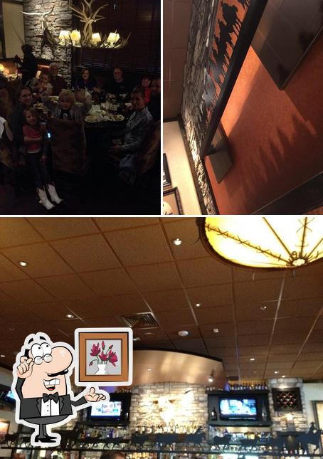 The interior of LongHorn Steakhouse