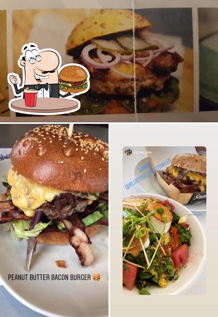 Probiert einen Burger bei Blue Food - Mobile Cuisine