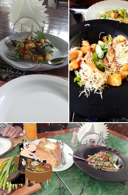 Снимок, на котором видны еда и столики в Генацвале