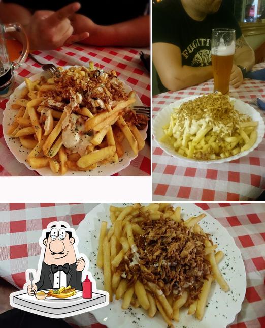 Disfruta de sus patatas fritas en Don Bratwurst L'Alemany