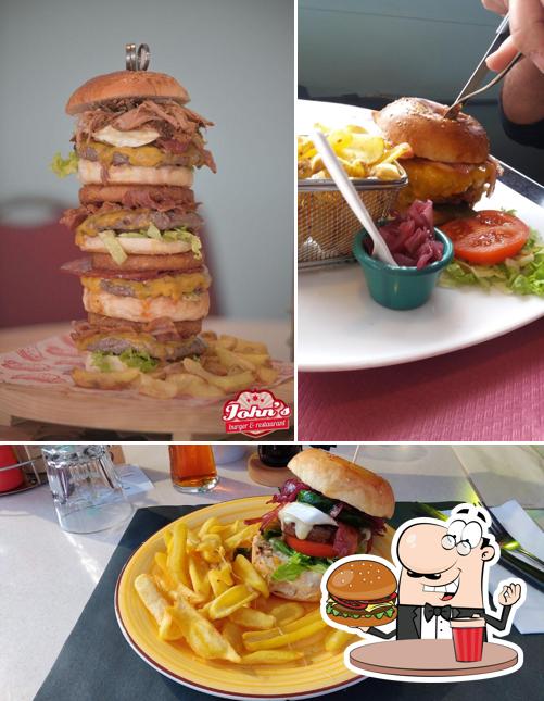 Ordina un hamburger a John'S Burger e Restaurant
