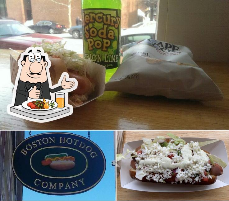 Еда в "Boston Hot Dog Company"