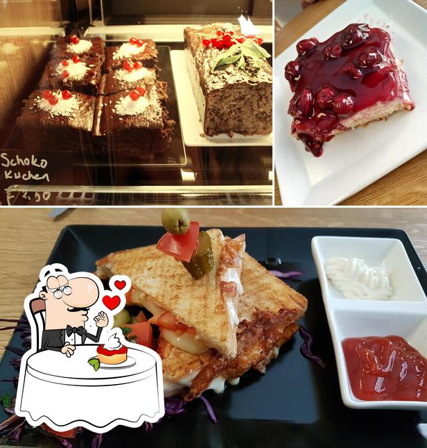 HUTER 7 ESS & DRINK BAR serves a selection of sweet dishes