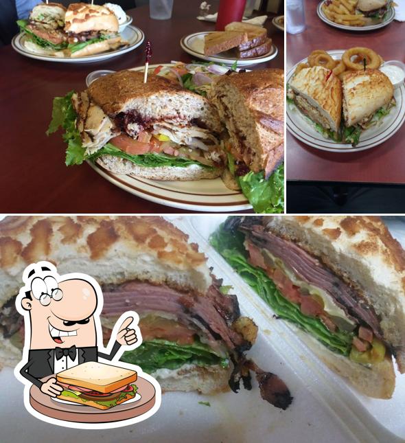 Попробуйте бутерброды в "Serrano's Cafe"