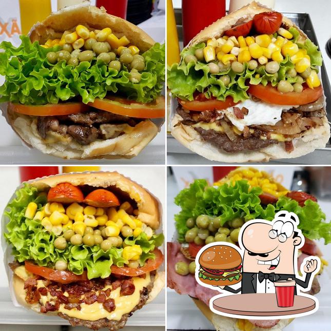 Experimente um dos hambúrgueres servidos no Xixão Lanches