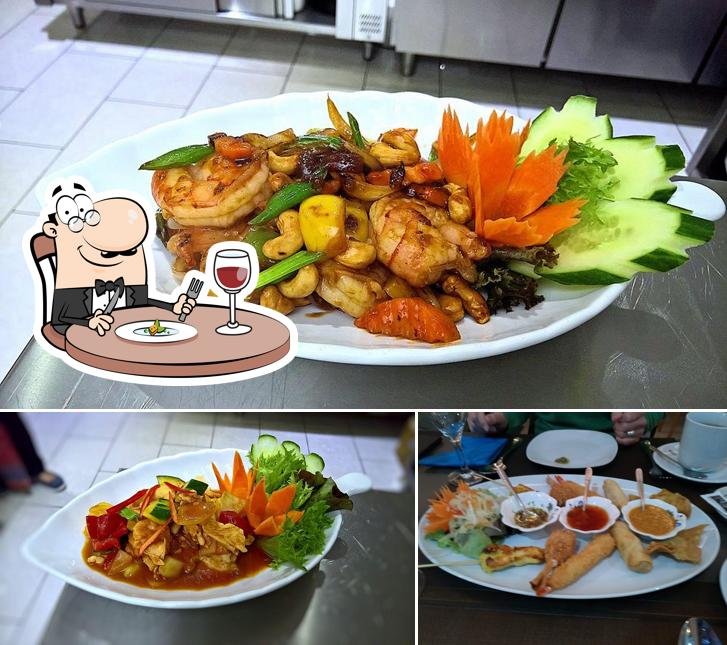 Dai un’occhiata alla foto che presenta la cibo e tavolo da pranzo di Ranong Thai Restaurant