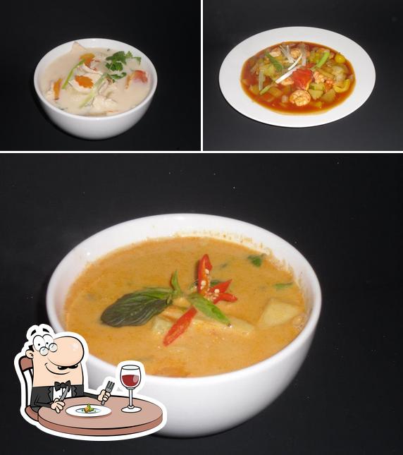 Блюда в "Maenam Thai Takeaway"