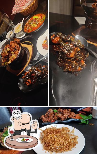 Еда в "Moji Restaurant & Karaoke 蜀南春"