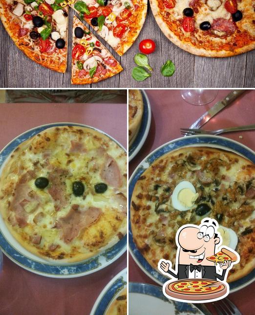 Order pizza at Ristorante il Nuovo Veneto's