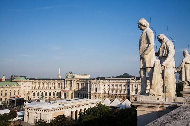 Rooftop view of the Hofburg Palace from the Naturhistorisches Museum in Vienna. Image by Jorge Royan. License: CC BY-SA 3.0. Image source: www.commons.wikimedia.org