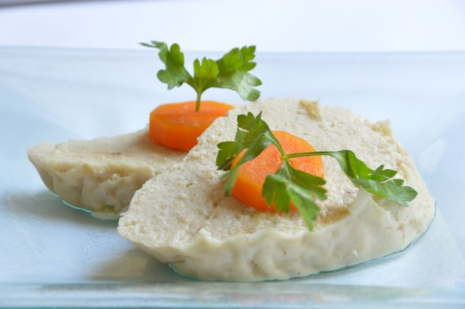 Gefilte fish topped with slices of carrot. Image by Mushki Brichta on www.commons.wikimedia.org. License: CC BY-SA 3.0