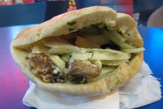 Israeli Sabich. Image by Gilabrand. Licence: CC BY-SA 3.0. Cropped from original