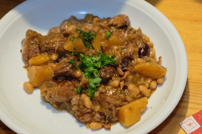Cholent. Image by D. Krieger from www.commons.wikimedia.org. License: CC BY-SA 3.0