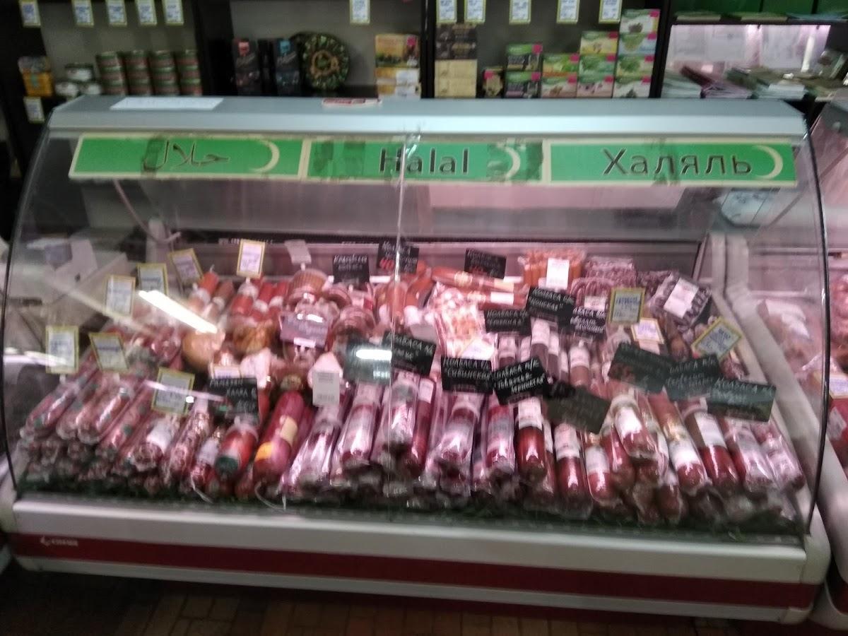 Мясной магазин халяль. Магазин Халяль в СПБ. Магазин мясо Халяль. Красивая выкладка колбасы.