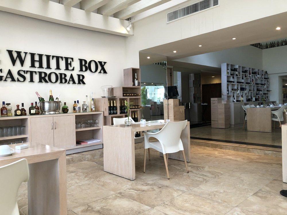 The White Box pub & bar, Cancún, Blvd. Kukulcan - Restaurant reviews