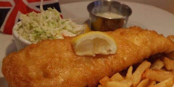 Рыба в британии. Великобритания Fish Chips. Fish and Chips Яффо. Английский фаст фуд Фиш энд чипс. Лондонская Fish@Chips.